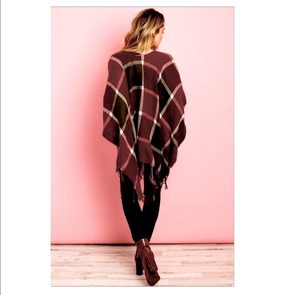 🍁🍂 Checkered Poncho ~ One size 🍂🍁 - Picture 2 of 4